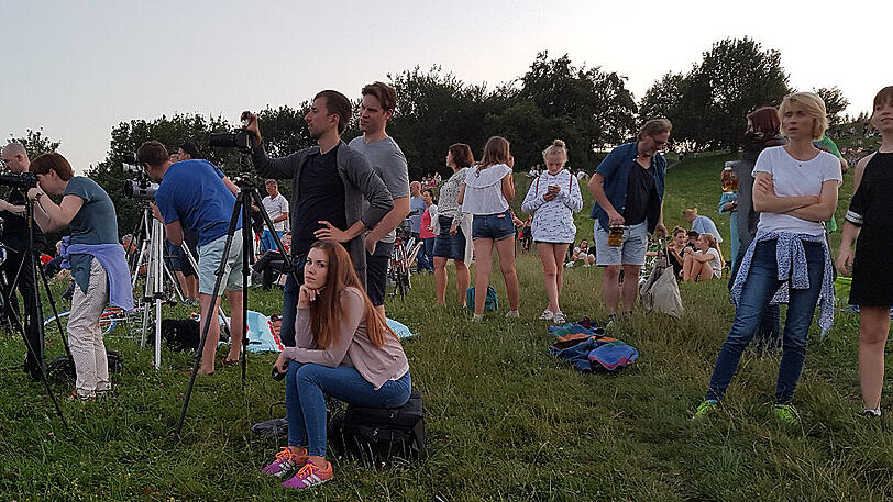 Sommernachtstraum unterm Sternenhimmel: Viele Münchner verfolgten das Spektakel auf dem Olympiaberg.
