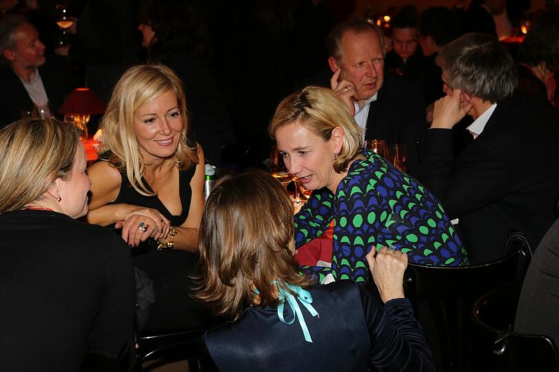 Judith Milberg (Mitte links) und Moderatorin Amelie Fried im angeregten kulturellen Plausch.