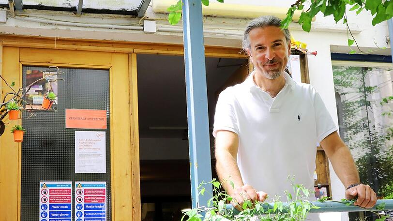 Rainer Wirth, Leiter des Hei, am Eingang der Werkstatt für jedermann.