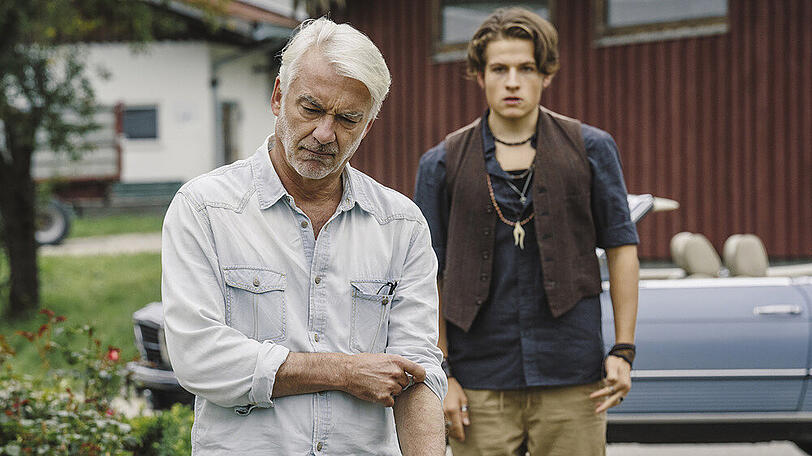 "Daheim in den Bergen: Auf neuen Wegen": Karl (Christoph M. Ohrt, li.) mit seinem Adoptivsohn Tom (Moritz Bäckerling)