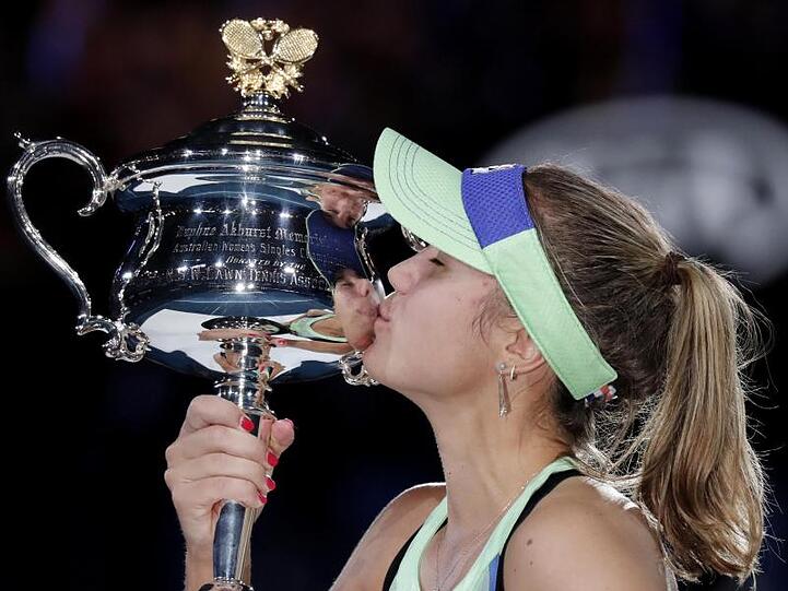 Sofia Kenin küsst nach ihrem Sieg den Pokal.