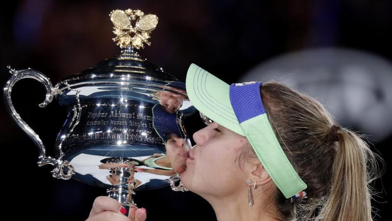 Sofia Kenin küsst nach ihrem Sieg den Pokal. Sofia Kenin küsst nach ihrem Sieg den Pokal.