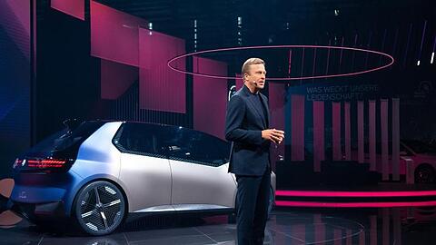 Oliver Zipse, Vorstandsvorsitzender der BMW AG, pr&auml;sentiert vor Beginn der IAA Mobility den "BMW i Vision Circular".
