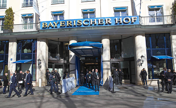 Auch 2025 wird die Münchner Sicherheitskonferenz im Hotel "Bayerischer Hof" stattfinden – Polizeischutz eingeschlossen.