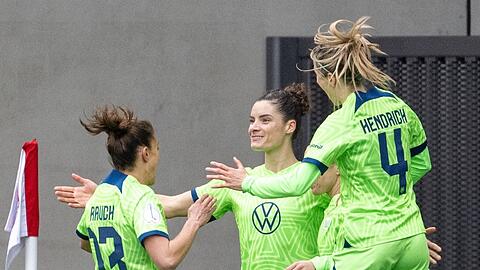 Wolfsburgs Felicitas Rauch (l-r), Dominique Janssen und Kathrin Hendrich  bejubeln das 0:5.
