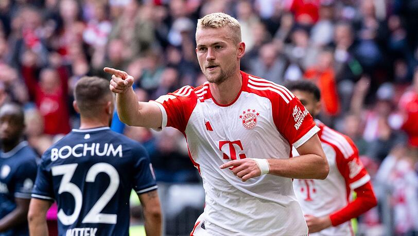 Matthijs de Ligt von München jubelt über sein Tor zum 3:0.