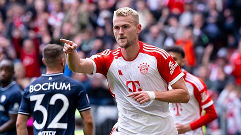 Matthijs de Ligt von München jubelt über sein Tor zum 3:0.