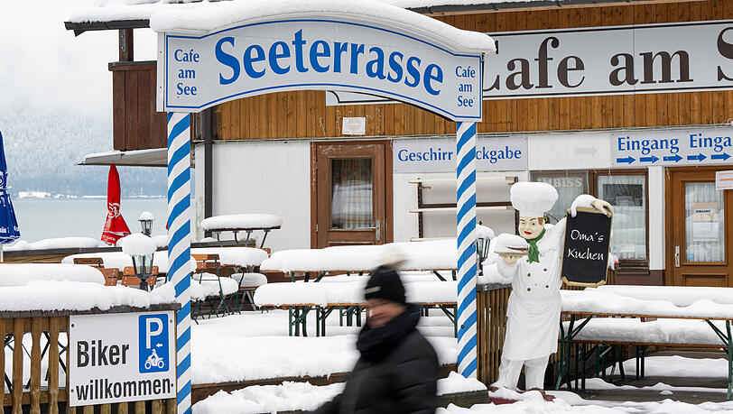 Momentaufnahme vom Dienstag: Blick auf einen verschneiten Biergarten am Walchensee. Momentaufnahme vom Dienstag: Blick auf einen verschneiten Biergarten am Walchensee.