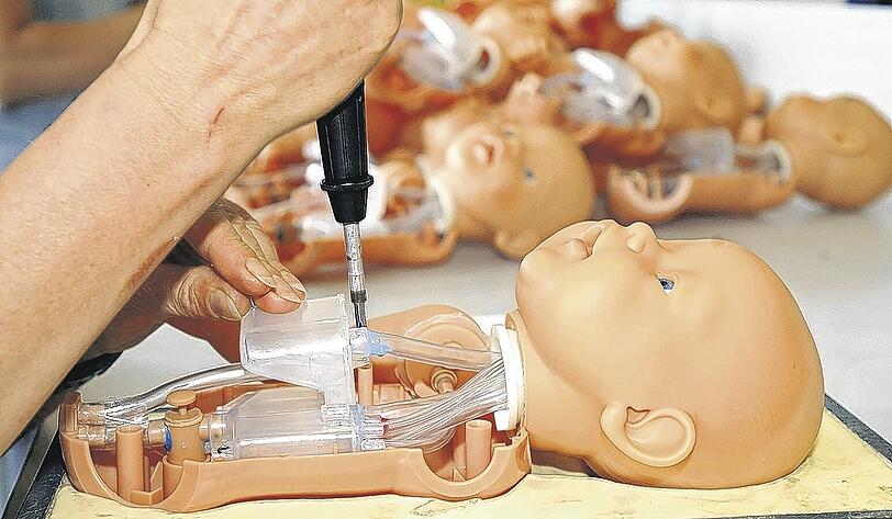 Ein Baby zum Selberbasteln? Natürlich funktioniert das nicht so wie in dieser Puppenfabrik. Trotzdem können Mediziner inzwischen gezielt kranke Gene aus Embryonen tilgen.ddp