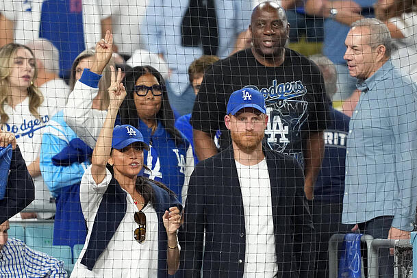 Herzogin Meghan und Prinz Harry während des Baseball-Spiels zwischen den "Los Angeles Dodgers" und den "Toronto Blue Jays" am 28. Oktober. Herzogin Meghan und Prinz Harry während des Baseball-Spiels zwischen den "Los Angeles Dodgers" und den "Toronto Blue Jays" am 28. Oktober.
