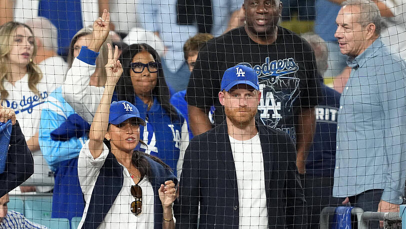 Herzogin Meghan und Prinz Harry während des Baseball-Spiels zwischen den "Los Angeles Dodgers" und den "Toronto Blue Jays" am 28. Oktober. Herzogin Meghan und Prinz Harry während des Baseball-Spiels zwischen den "Los Angeles Dodgers" und den "Toronto Blue Jays" am 28. Oktober.