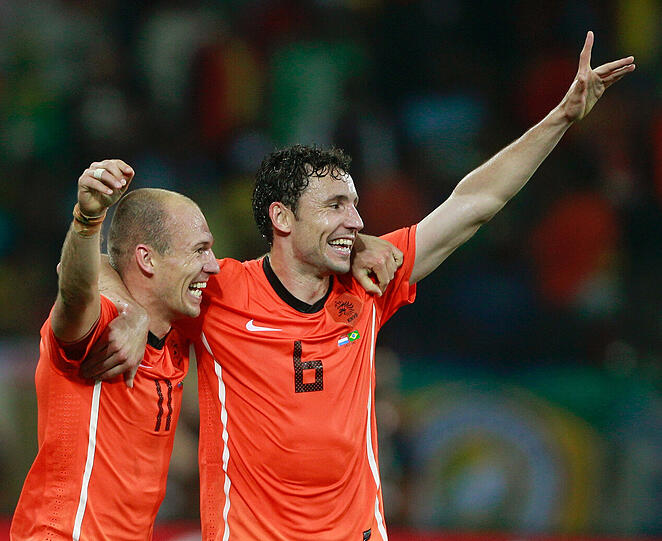 Mark van Bommel (r.), Kapitän der holländischen Nationamannschaft, und Bayerns Superstar Arjen Robben.