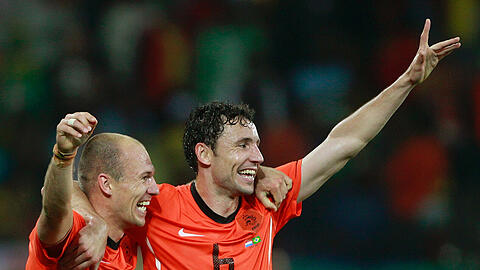 Mark van Bommel (r.), Kapitän der holländischen Nationamannschaft, und Bayerns Superstar Arjen Robben.