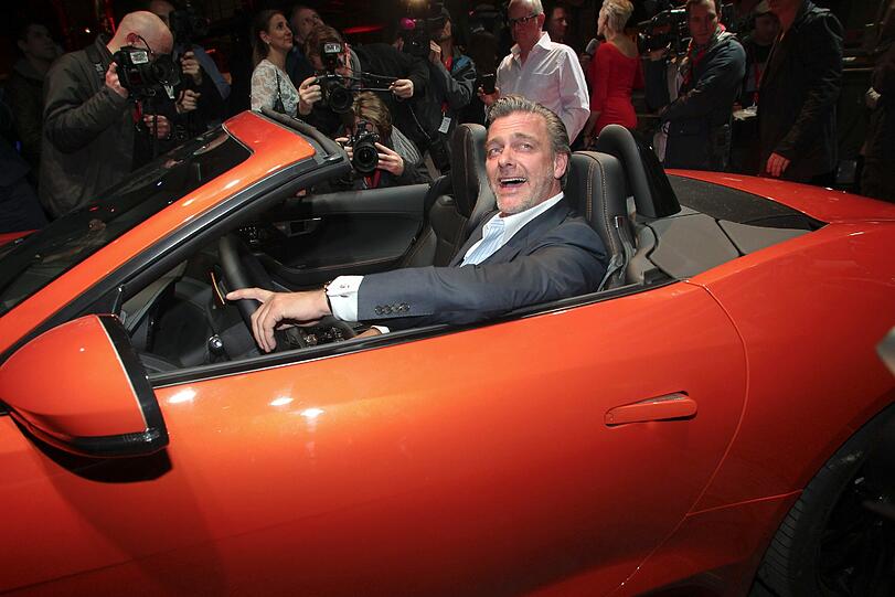 Angemessenes Fortbewegungsmittel: Ray Stevenson hat Spaß im neuen Jaguar "F-Type".