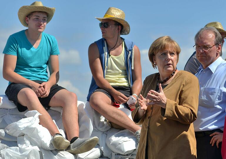 Bundeskanzlerin Angela Merkel (CDU) besucht am einen Hochwasserschwerpunkt an einem Deich aus Sandsäcken in Bitterfeld-Wolfen