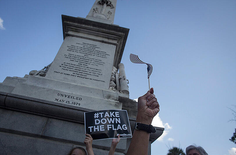In Columbia, der Hauptstadt des Bundesstaats South Carolina, versammelten sich Demonstranten, um gegen die vor dem dortigen Kapitol wehende Flagge zu protestieren.