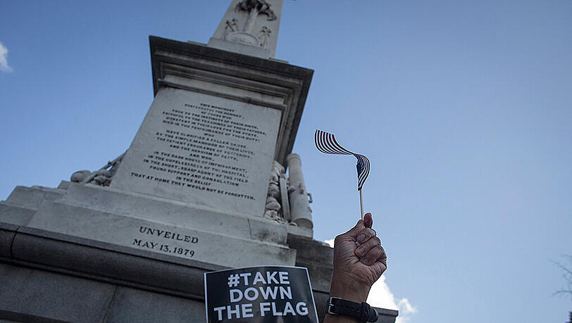 In Columbia, der Hauptstadt des Bundesstaats South Carolina, versammelten sich Demonstranten, um gegen die vor dem dortigen Kapitol wehende Flagge zu protestieren. In Columbia, der Hauptstadt des Bundesstaats South Carolina, versammelten sich Demonstranten, um gegen die vor dem dortigen Kapitol wehende Flagge zu protestieren.