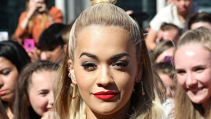 Rita Ora war nicht immer glücklich über ihre großen Brüste Rita Ora war nicht immer glücklich über ihre großen Brüste