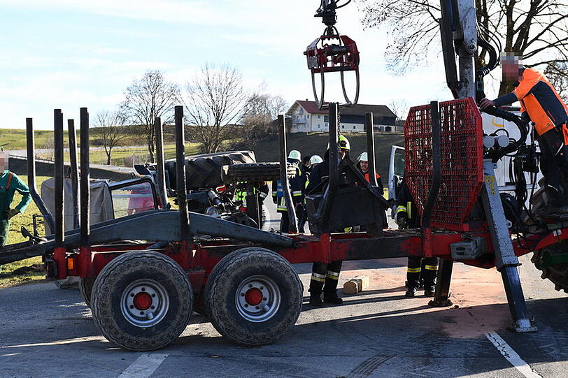 Der Traktorfahrer verletzte sich bei dem Unfall und kam ins Krankenhaus. Der Unfallverursacher hatte über 1,1 Promille.