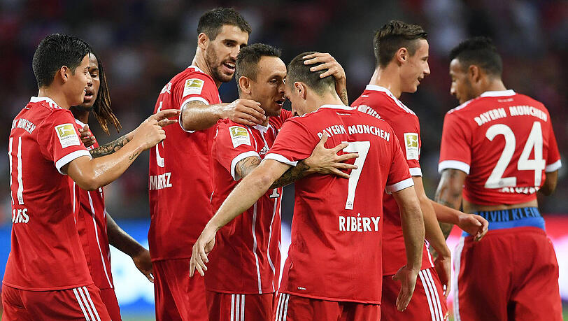 Die Profis des FC Bayern feiern ihr ersehntes ErfolgserlebnisDas war wieder ziemlich Bayern-like. Mit 3:2 (3:1) besiegt der deutsche Meister Englands Champion FC Chelsea nach starkem Start in Singapur. Es war der erste Erfolg auf der so strapaziösen Asien-Reise. Die Profis des FC Bayern feiern ihr ersehntes ErfolgserlebnisDas war wieder ziemlich Bayern-like. Mit 3:2 (3:1) besiegt der deutsche Meister Englands Champion FC Chelsea nach starkem Start in Singapur. Es war der erste Erfolg auf der so strapaziösen Asien-Reise.