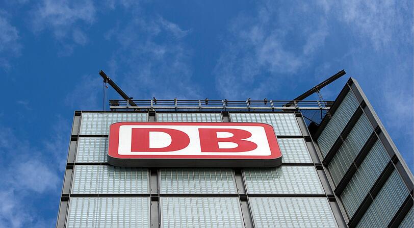 Berlin: Das Logo der Deutschen Bahn (DB) ist auf einem Turm des Hauptbahnhofes zu sehen.