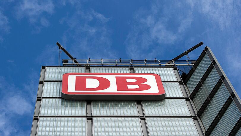 Berlin: Das Logo der Deutschen Bahn (DB) ist auf einem Turm des Hauptbahnhofes zu sehen. Berlin: Das Logo der Deutschen Bahn (DB) ist auf einem Turm des Hauptbahnhofes zu sehen.