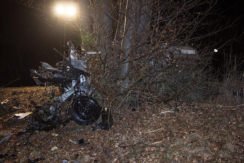 Der Fahrer krachte am Samstagabend mit seinem Suzuki in einen Baum. Er verstarb noch an der Unfallstelle.
