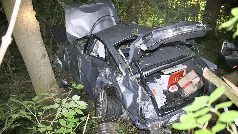 Der Audi-Fahrer fuhr einen Hang hinunter und krachte gegen einen Baum. Die Bilder vom Unfallort.