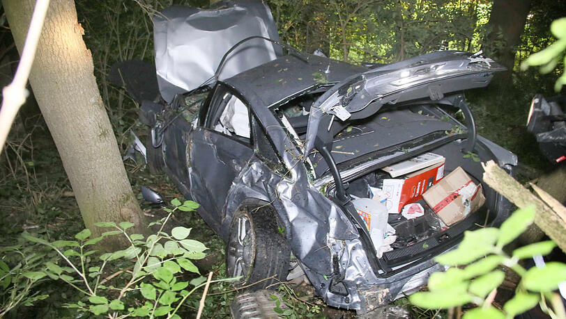Der Audi-Fahrer fuhr einen Hang hinunter und krachte gegen einen Baum. Die Bilder vom Unfallort.