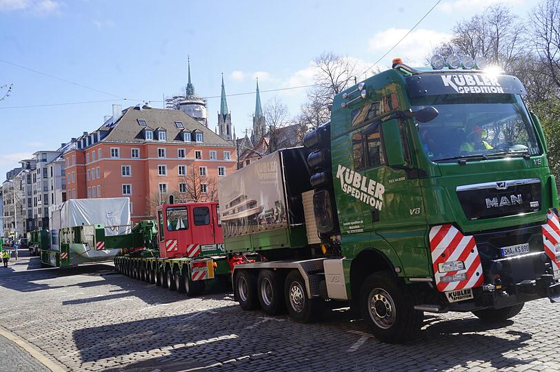 Langsam bewegt sich der Transporter an der Schwanthalerhöhe vorwärts.