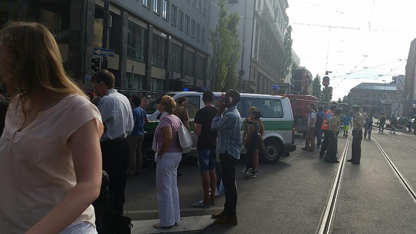 Ein Mann droht vom Baukran in der Schillerstraße zu springen - Gaffer blockieren die Rettungsmaßnahmen!