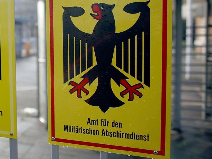 Der MAD bezeichnet Soldaten als Verdachtsfall, wenn es Hinweise gibt, dass diese ein rechtsextremes und verfassungsfeindliches Weltbild haben.