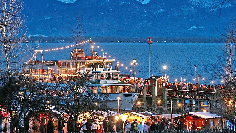 Der Christkindlmarkt auf der Fraueninsel bei Abenddämmerung. Er hat dieses Jahr zum letzten Mal stattgefunden.