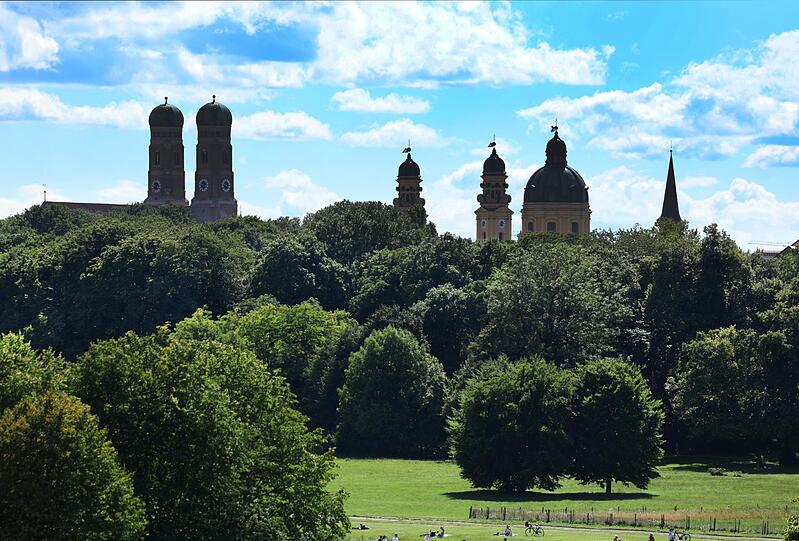 Der Englische Garten ist eine der größten innerstädtischen Parkanlagen der Welt. Auf einer Länge von fünfeinhalb Kilometern verbindet er einzigartig die Naturlandschaft der Isarauen mit der Altstadt.