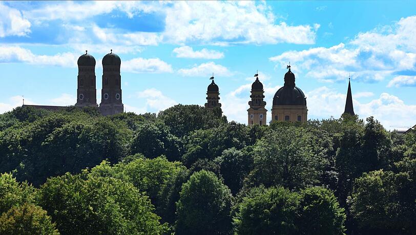 Der Englische Garten ist eine der größten innerstädtischen Parkanlagen der Welt. Auf einer Länge von fünfeinhalb Kilometern verbindet er einzigartig die Naturlandschaft der Isarauen mit der Altstadt. Der Englische Garten ist eine der größten innerstädtischen Parkanlagen der Welt. Auf einer Länge von fünfeinhalb Kilometern verbindet er einzigartig die Naturlandschaft der Isarauen mit der Altstadt.