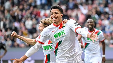 Noahkai Banks bejubelt sein erstes Bundesliga-Tor.