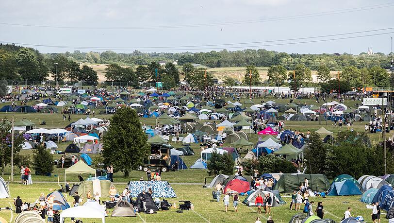 Das dänische Roskilde-Festival besuchen jedes Jahr mehr als 130.000 Menschen - hier ein Bild von 2025. (Archivbild) Das dänische Roskilde-Festival besuchen jedes Jahr mehr als 130.000 Menschen - hier ein Bild von 2025. (Archivbild)