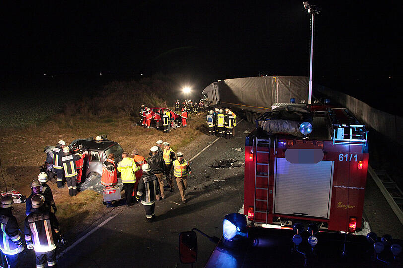 Zwei Tote und mehrere Schwerverletzte bei Verkehrsunfall nahe Ampfing &ndash; Voll besetztes Auto raste in entgegenkommenden Lkw. Die Bilder vom schrecklichen Crash.
