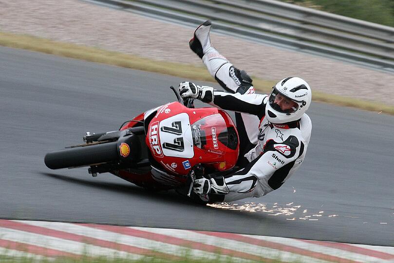 2008: Michael Schumacher rutscht bei der IDM in Oschersleben mit seinem Motorrad von der Piste.