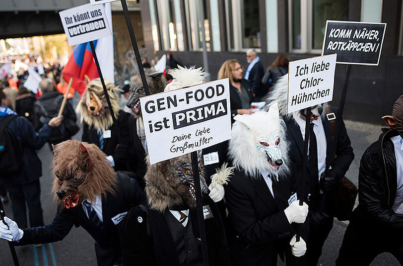 Bilder von der TTIP-Demo in Berlin. Laut Polizei nahmen rund hunderttausend Menschen am Protestmarsch durch die Hauptstadt teil.