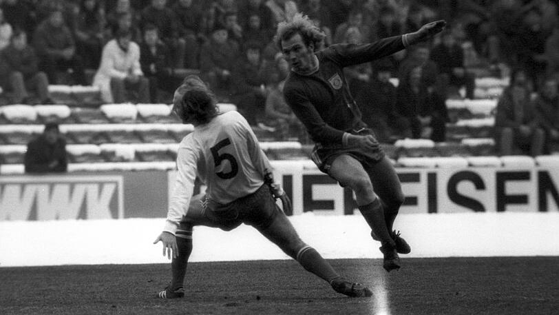 20. Januar 1973: Neben Gerd Müller trifft auch der heutige Bayern-Präsident Uli Hoeneß (rechts). Mit elf Punkten Vorsprung und 93 Toren werden die Münchner am Ende souverän Meister.