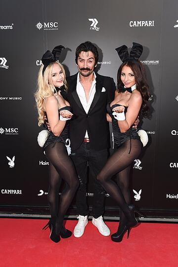 Adrian Can mit zwei Bunnys