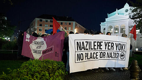 Die Antifa demonstriert am Gärtnerplatz spontan gegen den Einzug der AfD ins Parlament.