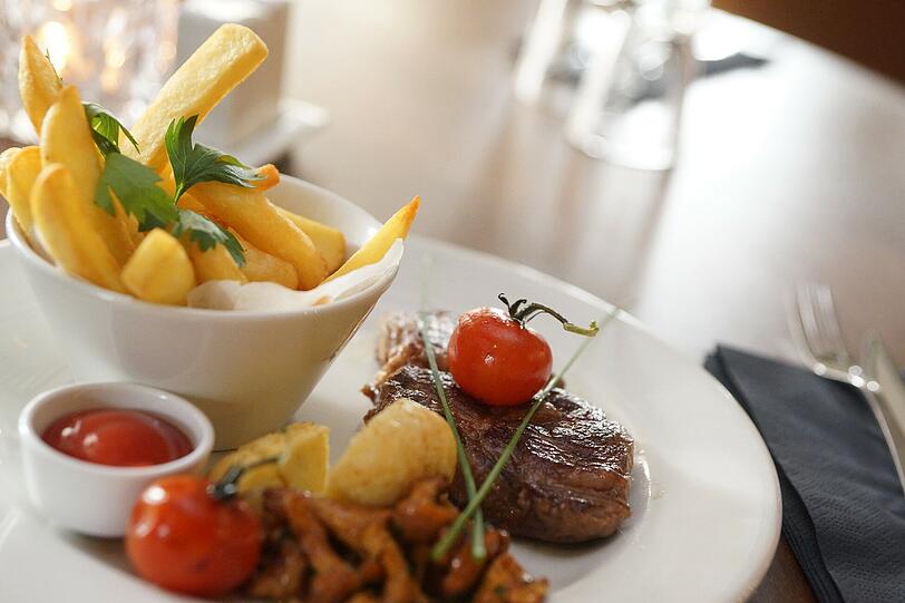 Das Entrecôte im kommt im &bdquo;Vorstadt Cafe Centro&ldquo; in der Maximilianstraße mit Pommes auf den Tisch.