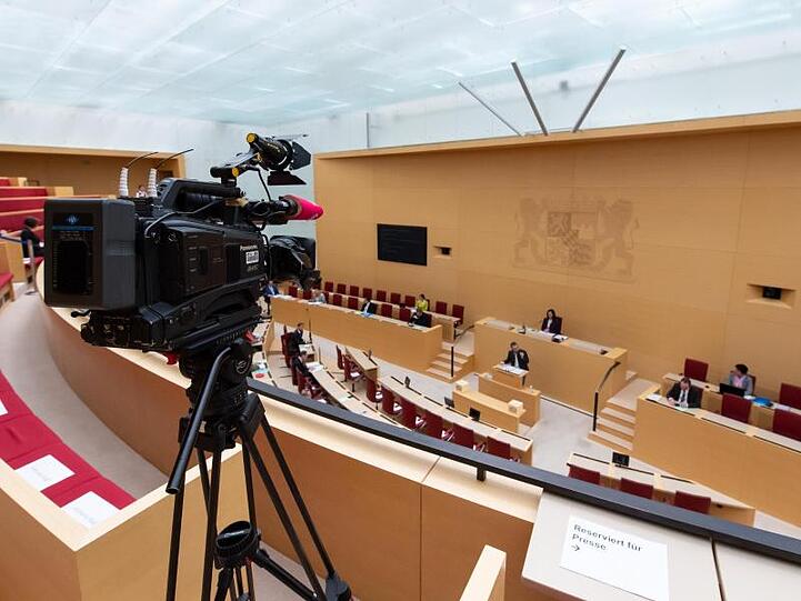 Die Abgeordneten im bayerischen Landtag nehmen unter Abstandseinhaltung an einer Plenarsitzung teil. Foto: Sven Hoppe/dpa/Archivbild