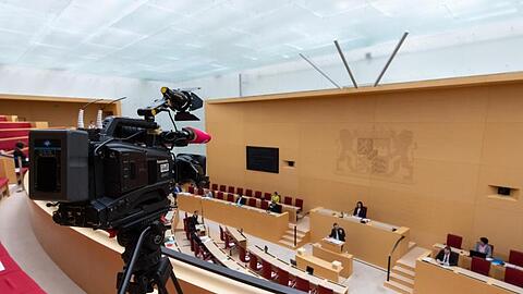 Die Abgeordneten im bayerischen Landtag nehmen unter Abstandseinhaltung an einer Plenarsitzung teil. Foto: Sven Hoppe/dpa/Archivbild