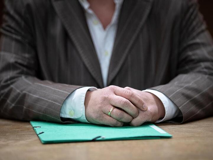 Die Hände der Angeklagten vor Prozessbeginn im Gerichtssaal in Hannover.