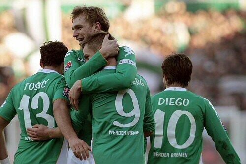 Bremer Jubel: Per Mertesacker (h.) freut sich mit Markus Rosenberg (M), Dusko Tosic (l.) und Diego
