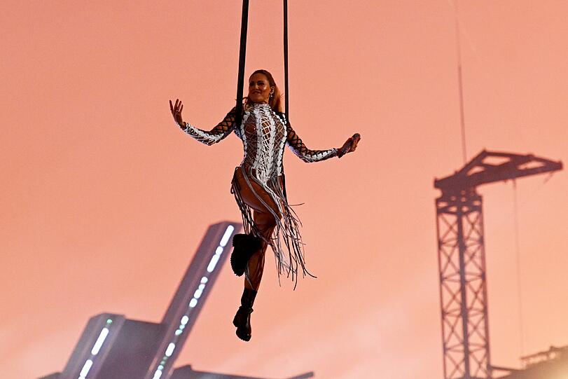 Wie ihr Vorbild Pink: Helene Fischer schwebt über Riem.