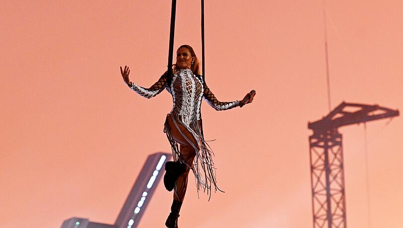 Wie ihr Vorbild Pink: Helene Fischer schwebt über Riem.